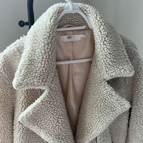 ASTR the Label Brooklyn Faux Fur Moto Jacket in Ivory Size Small Pre-Loved - Picture 13 of 13